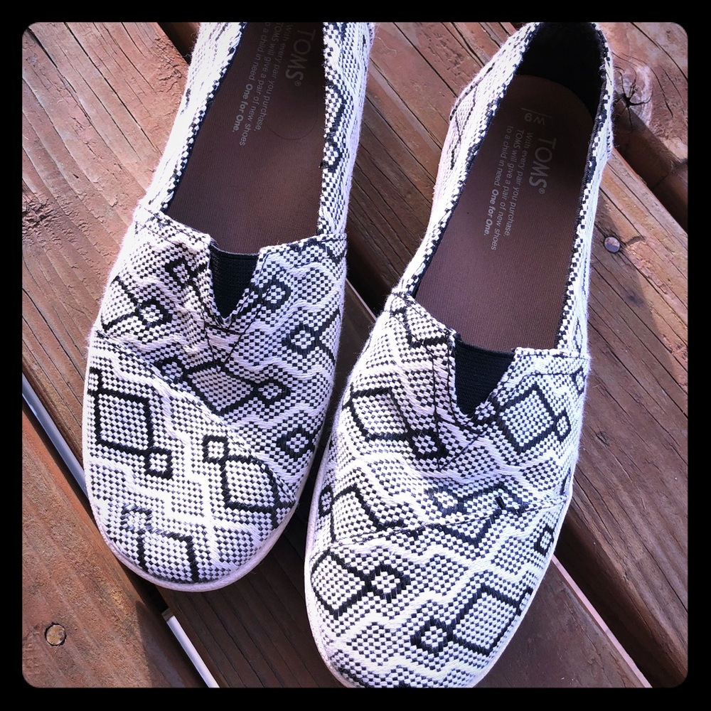 NWOT Toms Aztec shoes!